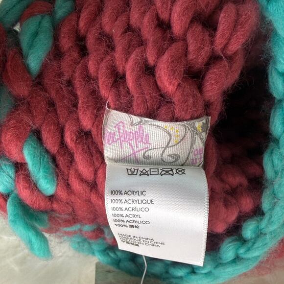 NWT! Poppy Mega Pom Beanie